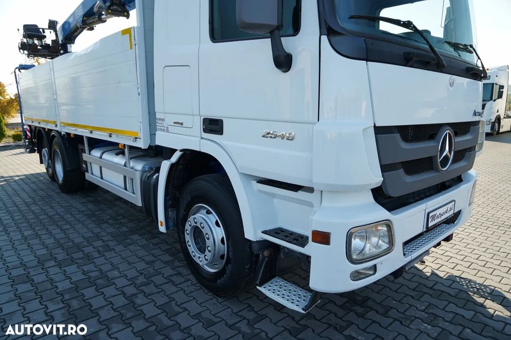 Mercedes-Benz ACTROS 2548 / 6x2 / ÎNĂLȚIME - 6,5 M / PUNTE RELAXABILĂ / TRANSMISIE FASSI / ATINGERE: 10,85 M / PRIMUL SCAUN SPATE / ROTATOARE / FURCĂ PENTRU PALEȚI - 12