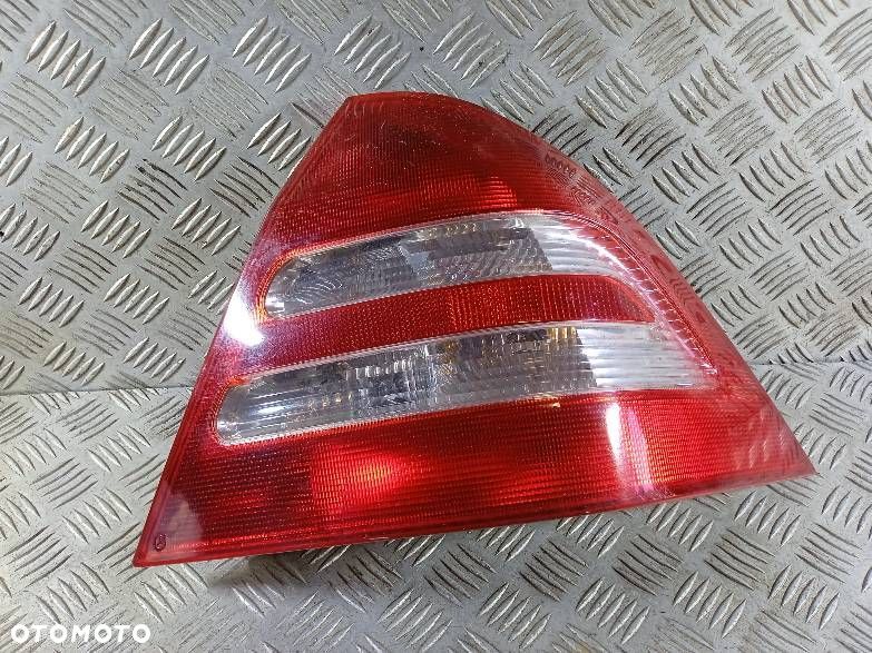 LAMPA PRAWA TYLNA MERCEDES-BENZ W203