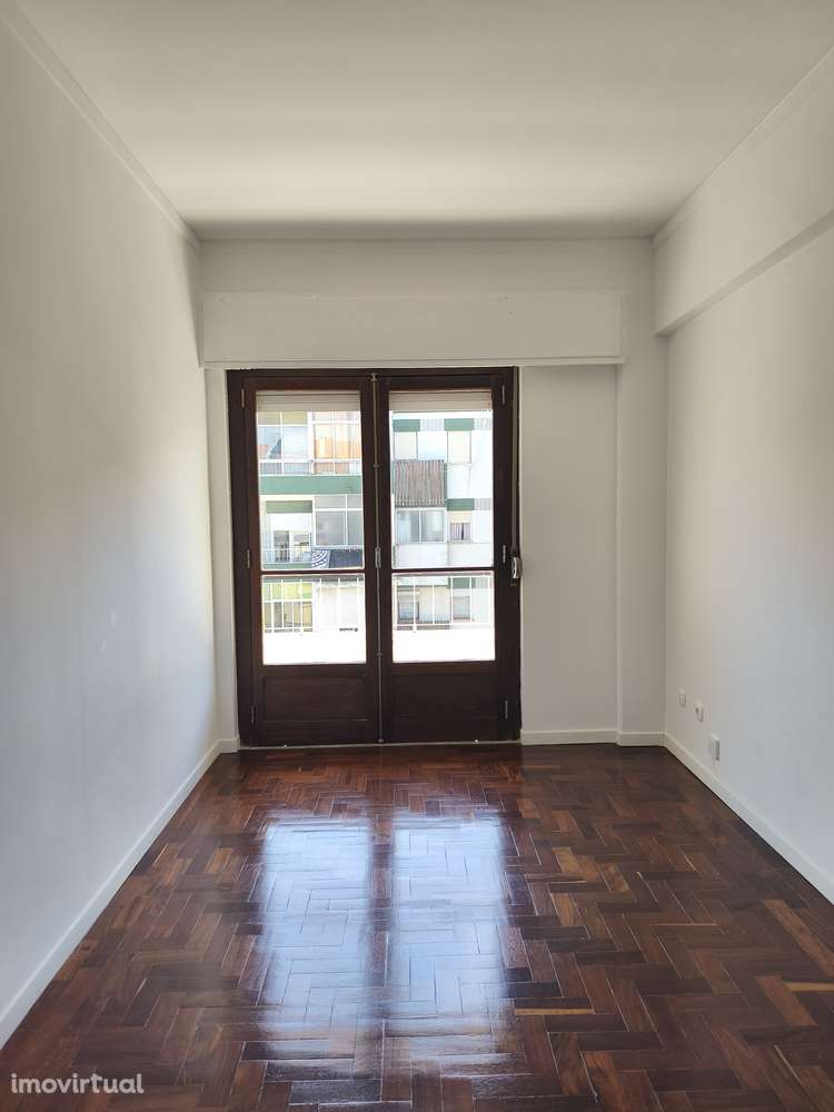 T2 Linda-a-Velha, Zona dos Correios, Bem conservado, Com varanda. - Grande imagem: 2/24