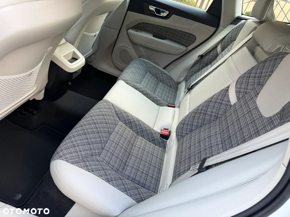 Volvo XC 60 B4 D AWD Momentum Pro - 31