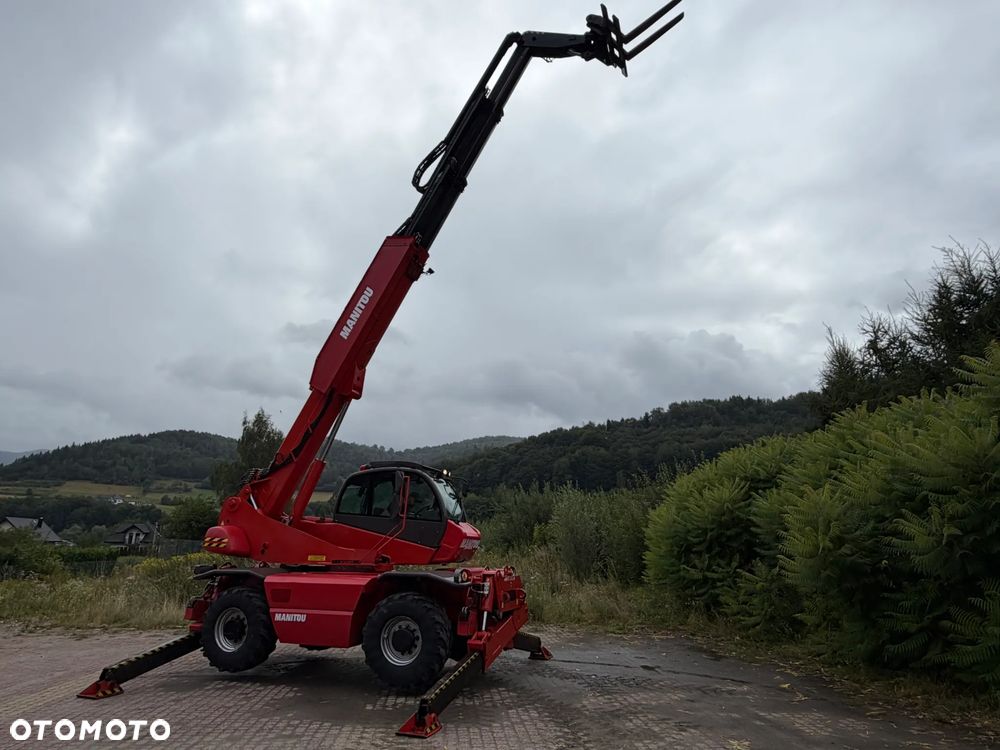 Manitou MRT2150+PRIVILEGE Ładowarka teleskopowa 4x4 ROTO 21metrów. 5 ton udźwig. Bez AdBLUE bez DPF. Maszyna jak Nowa z Norwegii 5300 mtg. 2015 rok. Obrót pełny. Zero luzów wycieków. Zadbana maszyna z Fermy Norweskiej. Silnik 160 Km. AUTEC zdalne sterowanie. Ani deka luzów czy wycieków. Opony jak Nowe. Pełny Oryginał. Niski przebieg. Stabilizatory. Zamki na tłokach. OKAZJA. Jest to model przystosowany do pracy z koszem. - 34
