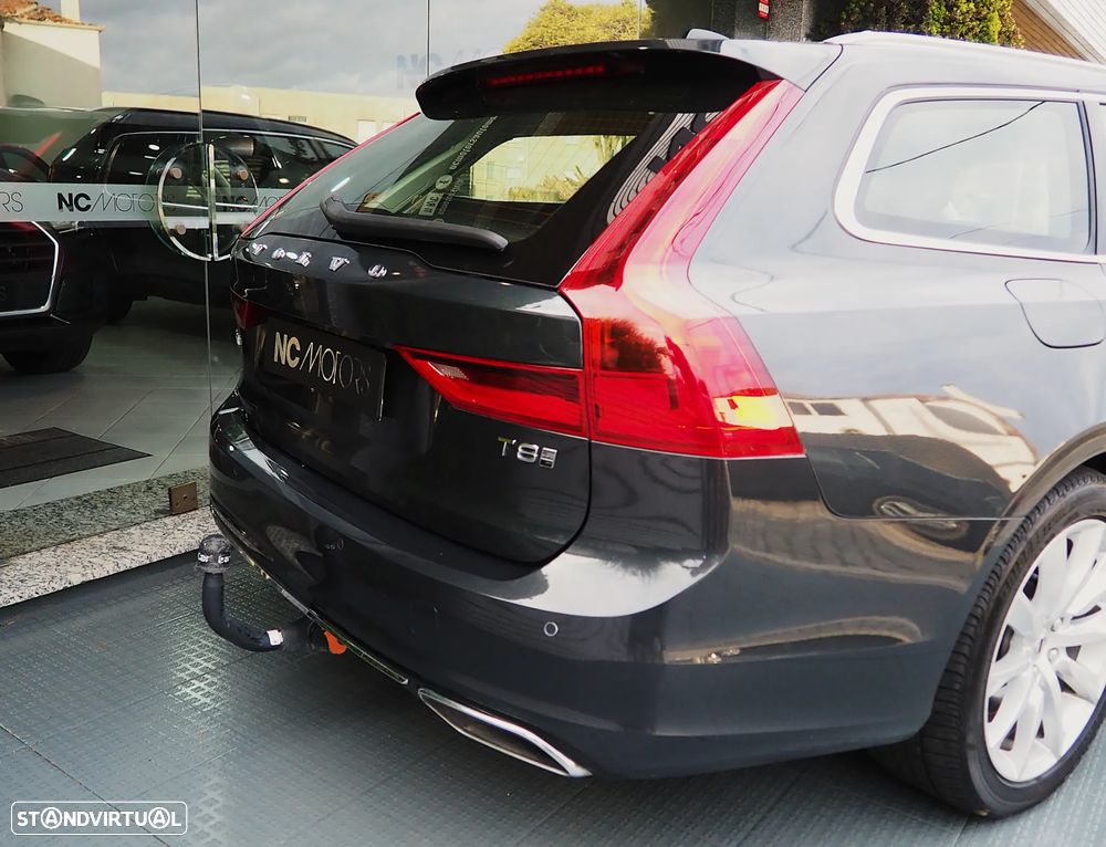 Volvo V90 2.0 T8 Momentum Plus AWD Geartronic - 9