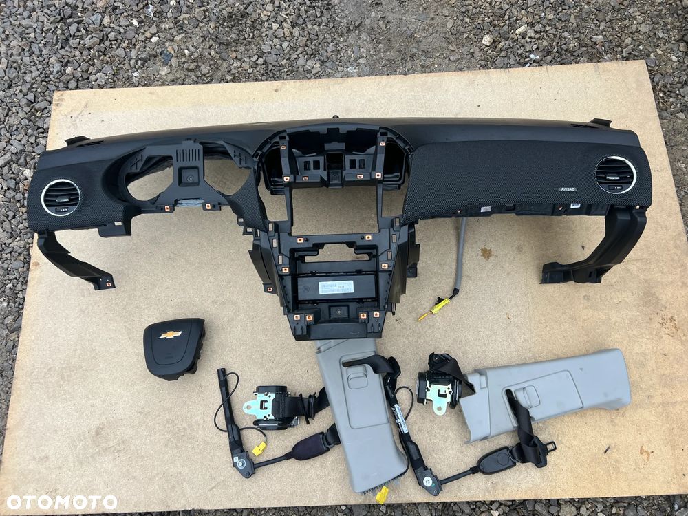 DESKA KONSOLA KOKPIT PODUSZKA PASY CHEVROLET CRUZE LIFT - 1