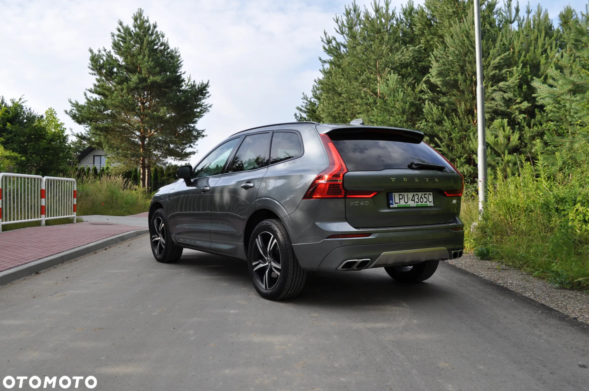 Volvo XC 60 T6 Plug-In Hybrid AWD R-Design - 4