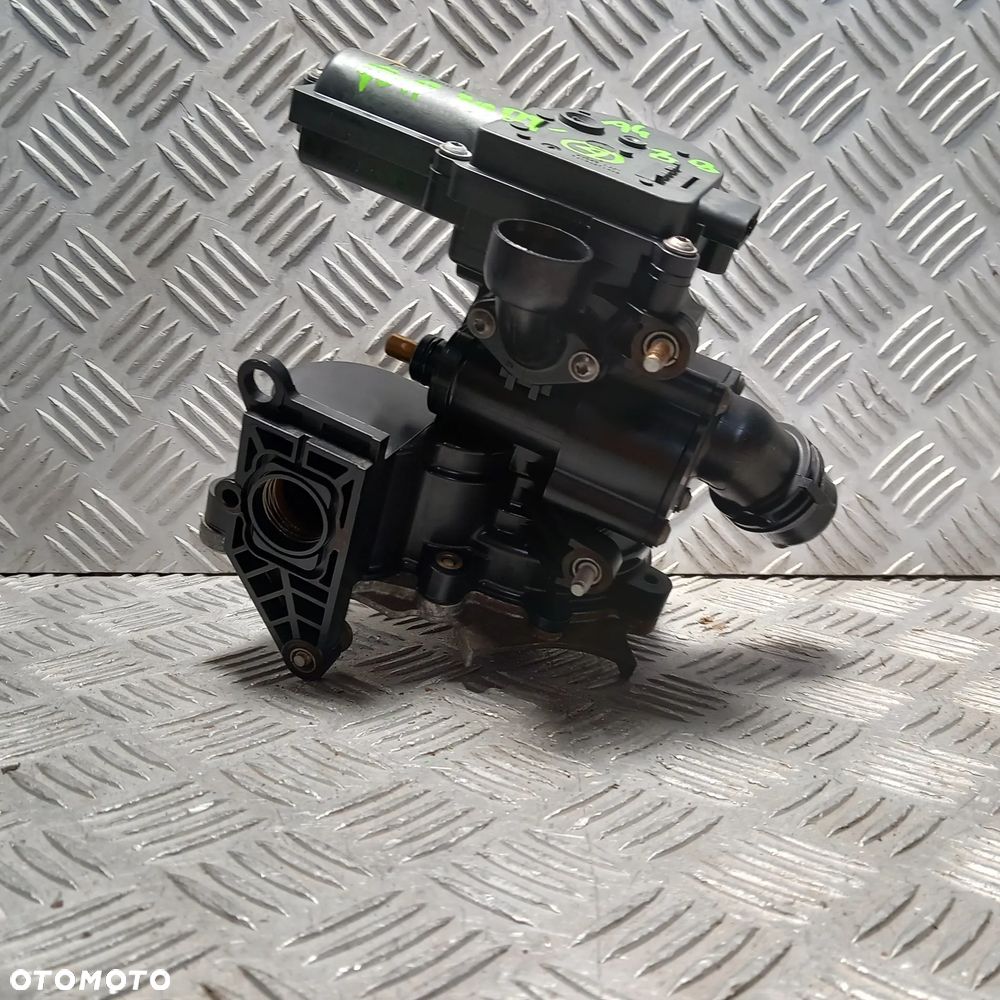 AUDI A4 B9 POMPA WODY OBUDOWA TERMOSTATU 06L121111H - 1