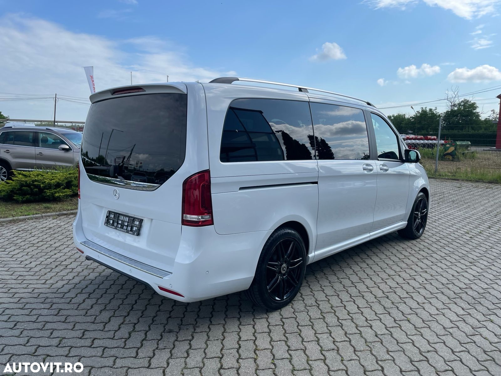 Mercedes-Benz V 300 d lang 4Matic 9G-TRONIC Exclusive - 6