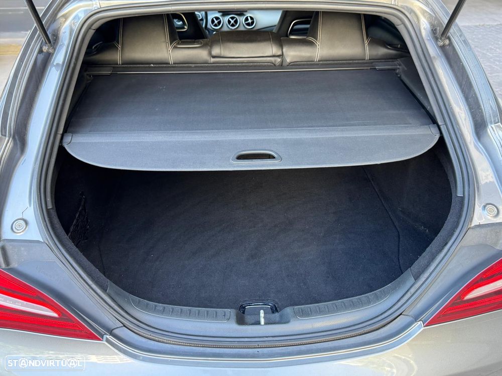Mercedes-Benz CLA 200 d Shooting Brake AMG Line - 11