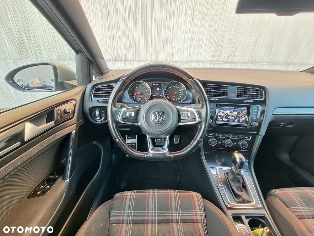Volkswagen Golf - 8