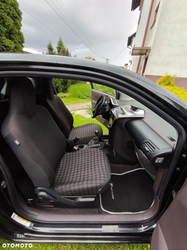 Toyota iQ - 10