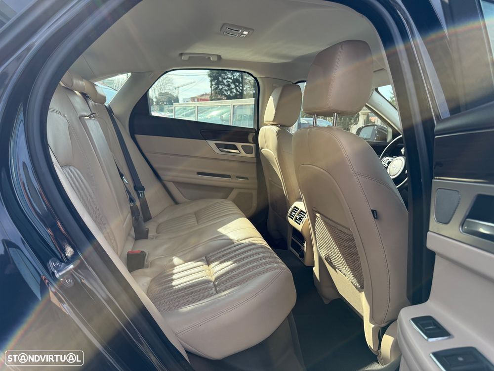 Jaguar XF 2.0 D Prestige Aut. - 45