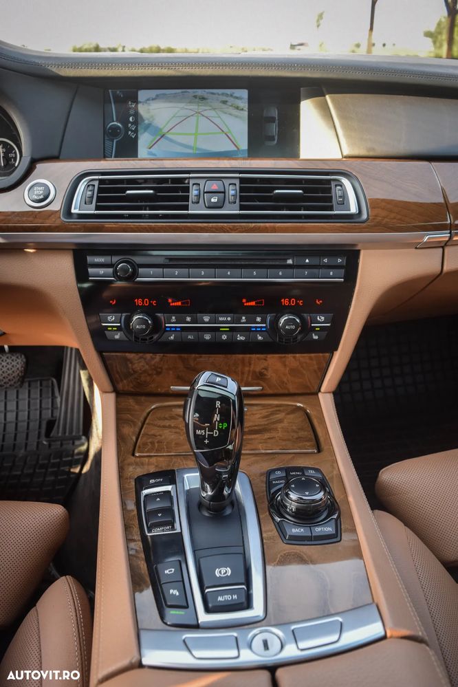 BMW Seria 7 750i Aut. - 24