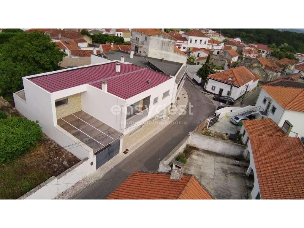 Moradia T3 em bom estado de conservação no Centro de Pataias - Grande imagem: 2/53