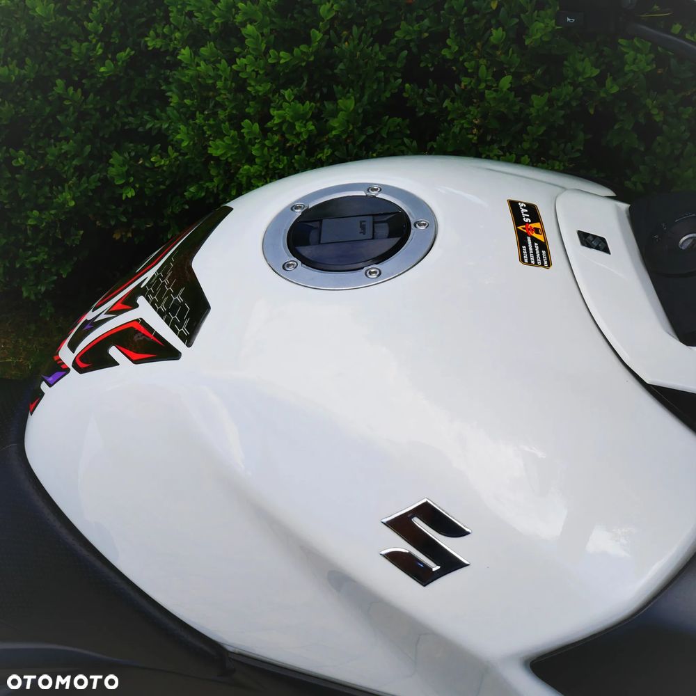Suzuki GSR - 5