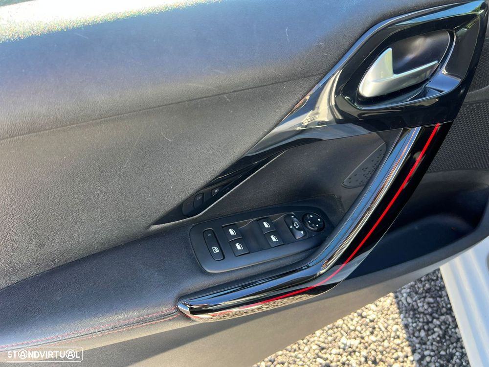 Peugeot 208 1.2 PureTech GT Line - 25