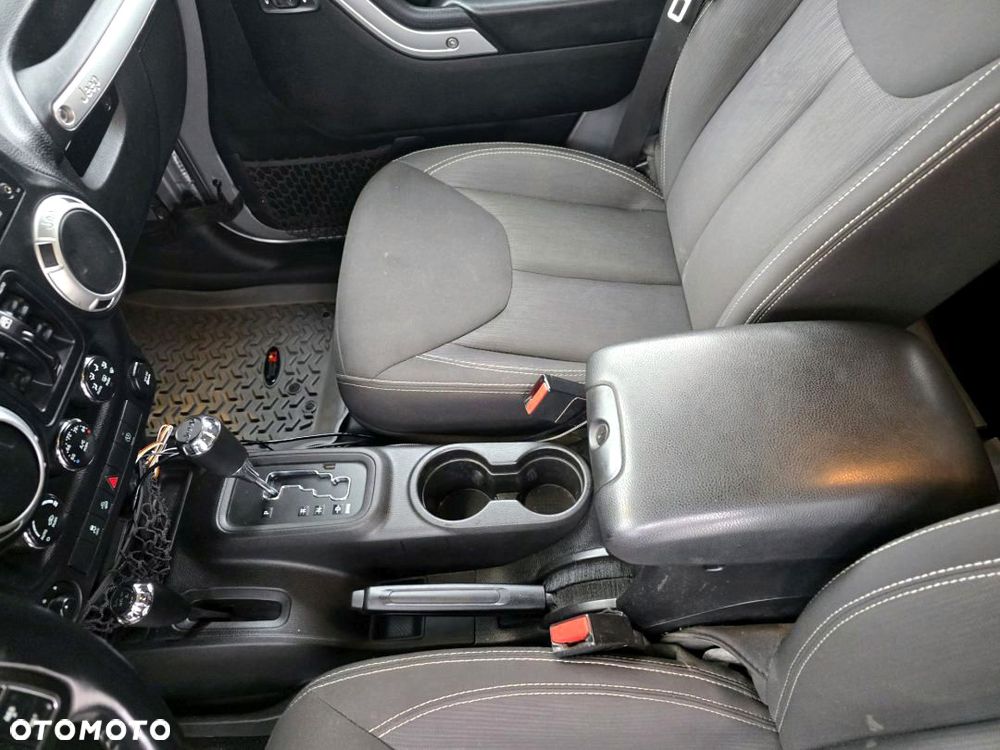 Jeep Wrangler 3.6 Unlim Sahara - 35