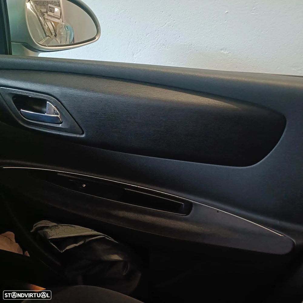Citroën C4 1.6 HDi 110 Exclusive - 4