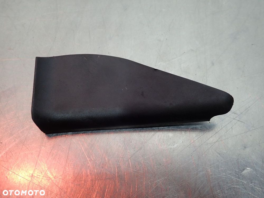 ZAŚLEPKA TRÓJKĄTNA LEWY TYŁ AUDI 80 B2 - 1