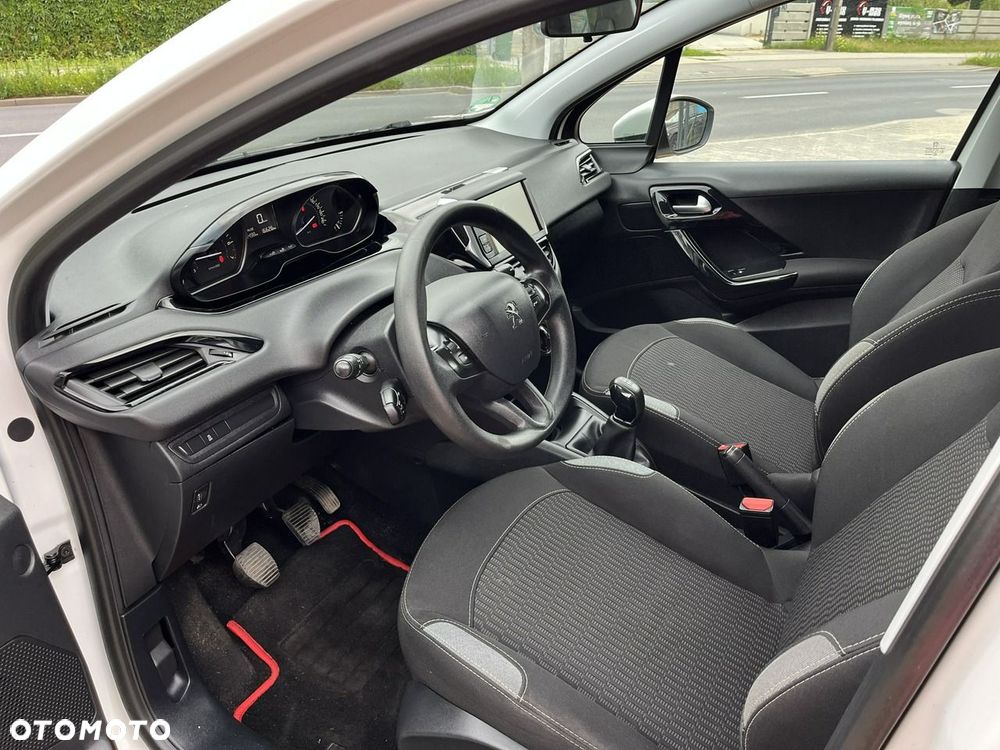 Peugeot 208 - 13