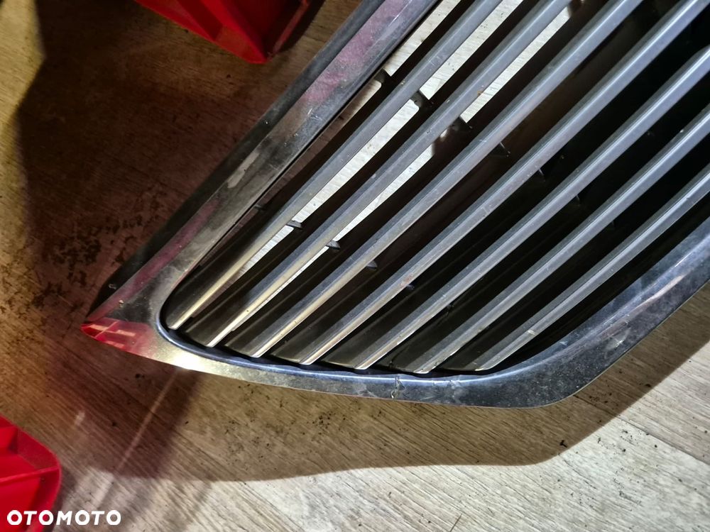 Grill uszkodzony Lexus LS460 06-10r. - 5