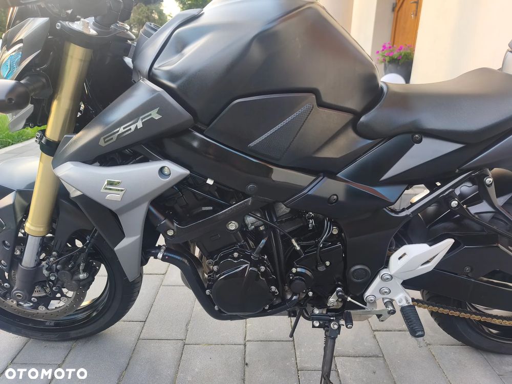 Suzuki GSR - 19