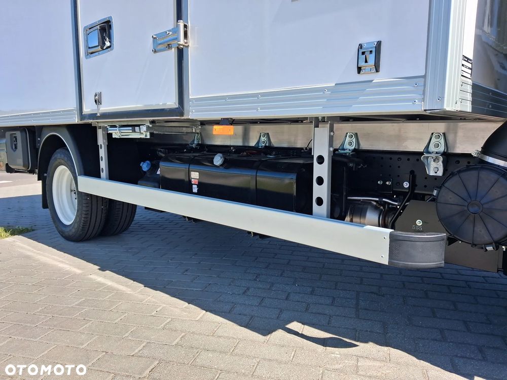 Isuzu M27H kontener z windą - 13