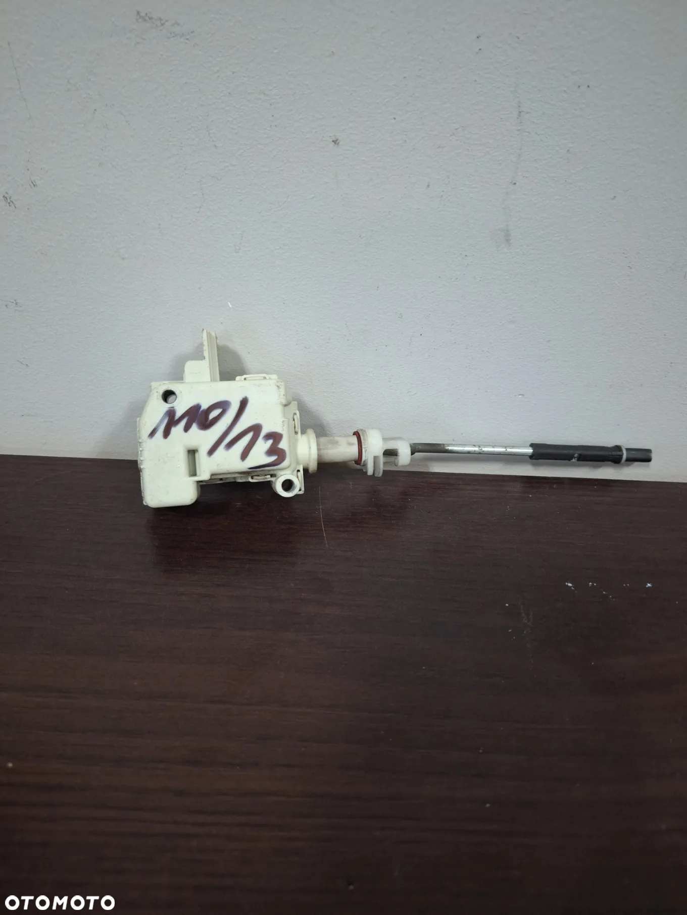 vw passat B5  siłownik zamek klapki wlewu paliwa 3b0/810773a    (110/13) - 4
