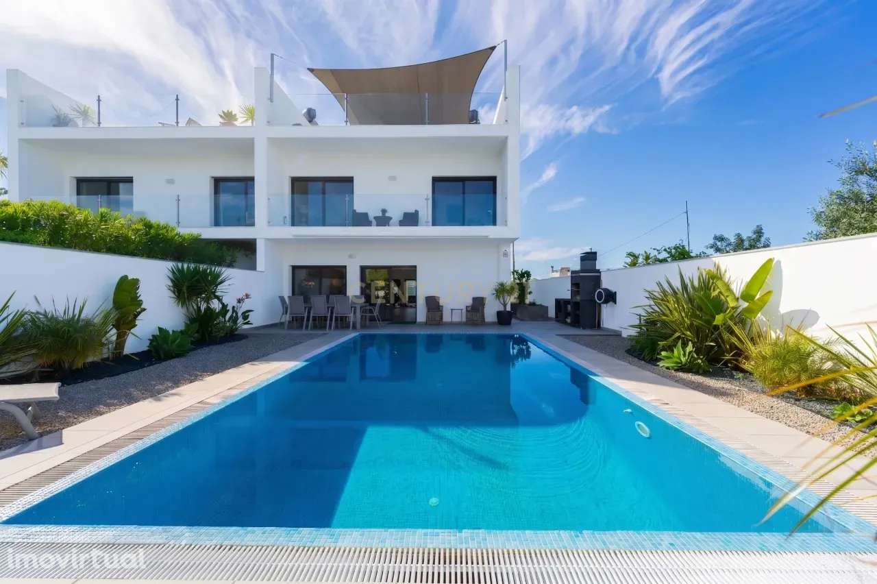 Moradia contemporânea com piscina, 4 suites, terraços amplos e vista a - Grande imagem: 2/37