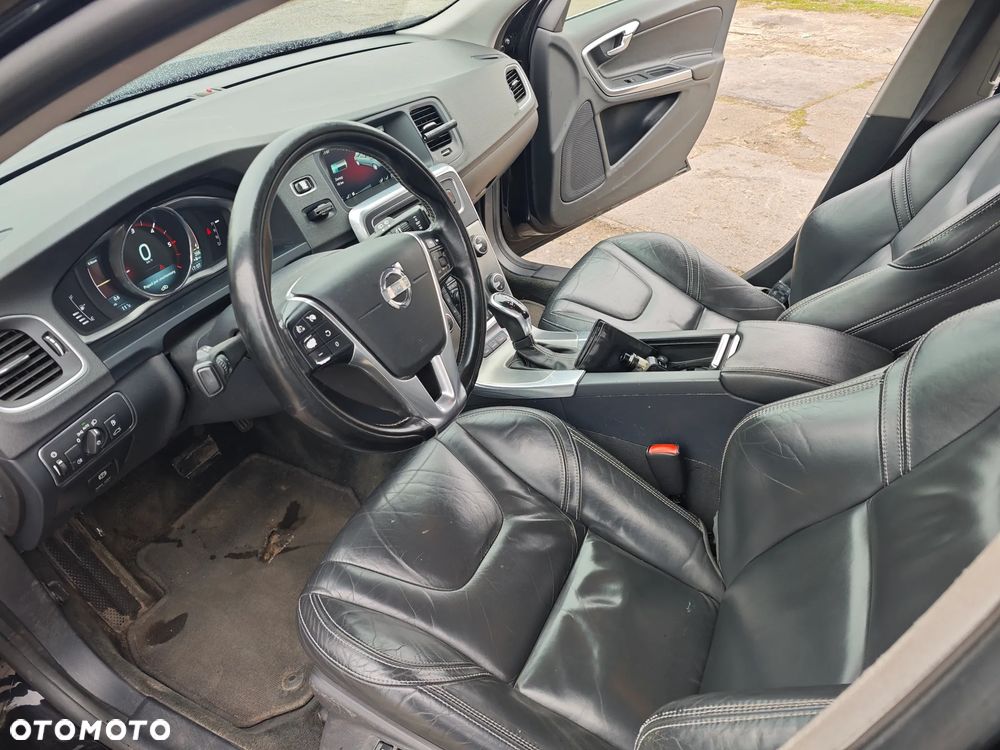 Volvo V60 D6 AWD Plug-in Hybrid R-Design Summum - 16