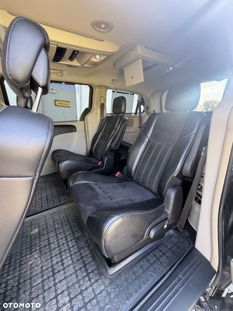 Chrysler Town & Country 3.6 Limited - 23