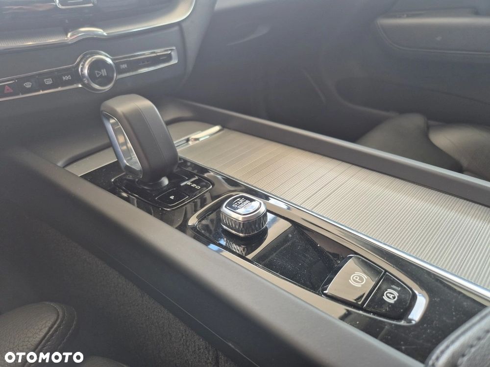 Volvo XC 60 B4 B Plus Bright - 18