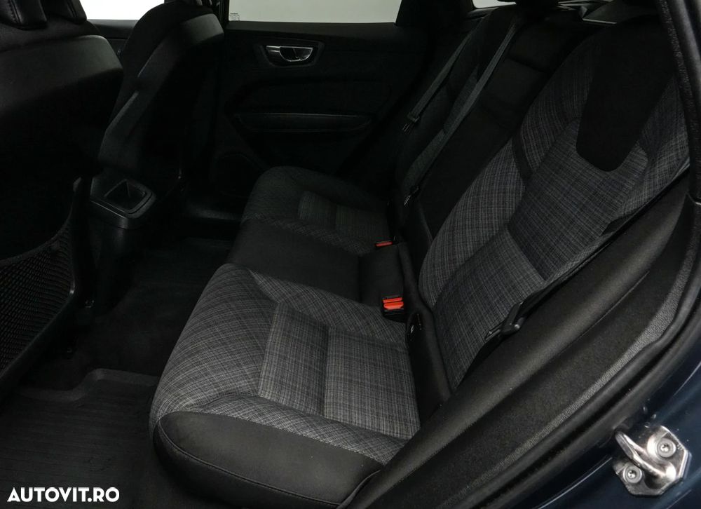 Volvo XC 60 B4 MHEV AT8 AWD Momentum Pro - 15