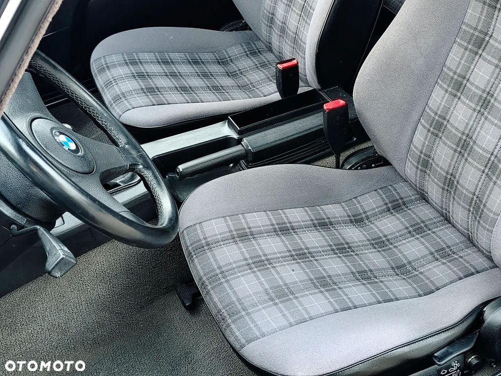 BMW Seria 3 318is - 17