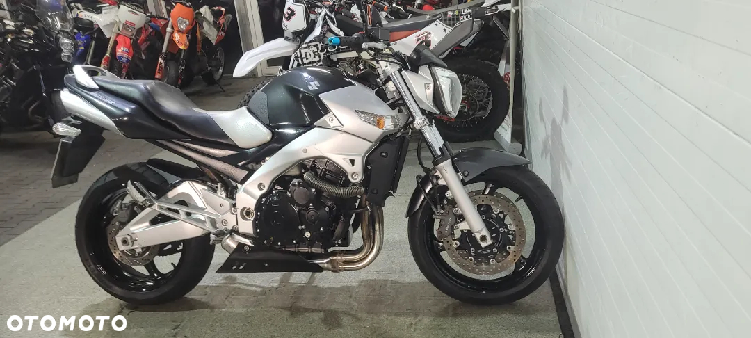Suzuki GSR - 21