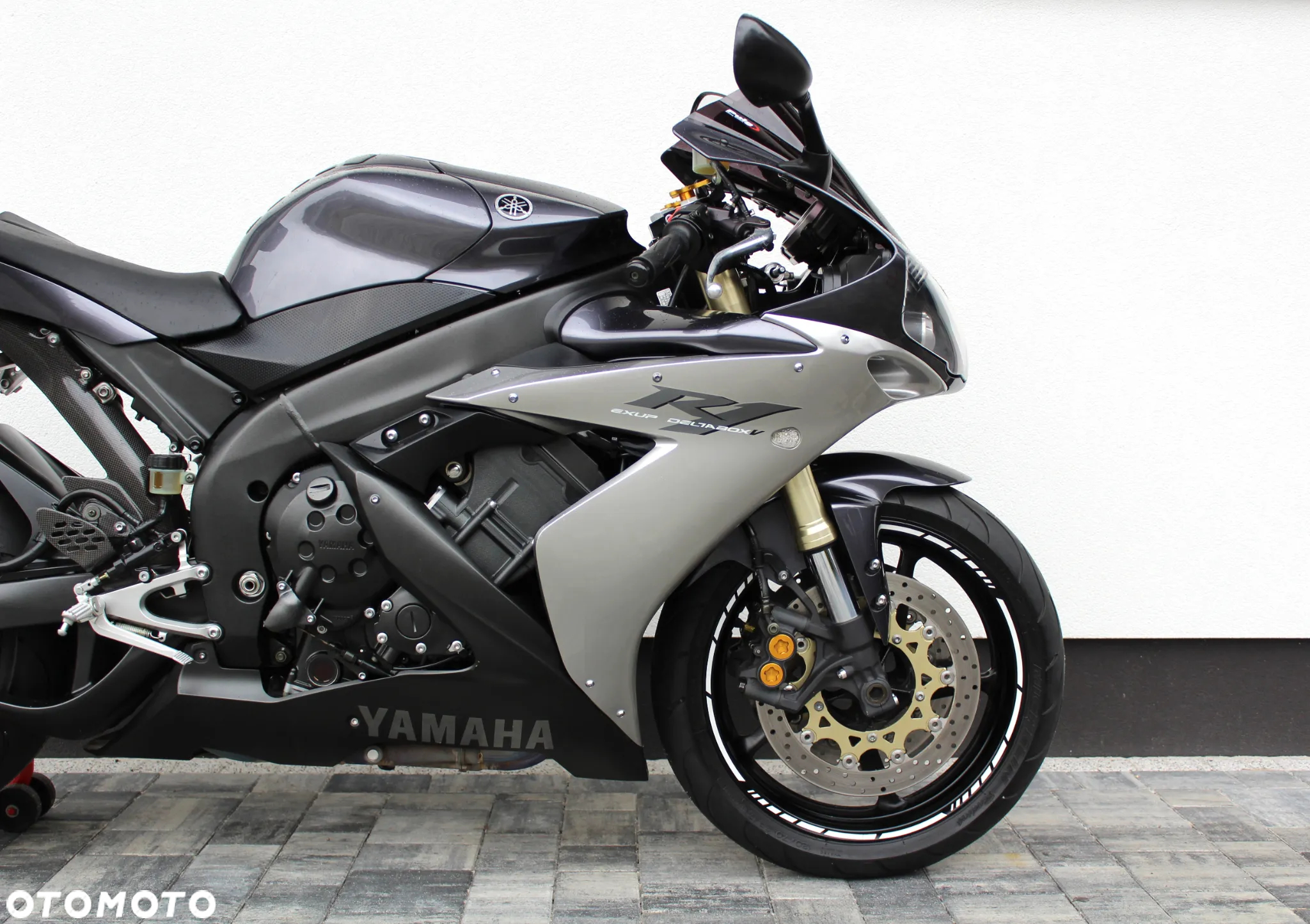 Yamaha R1 - 9
