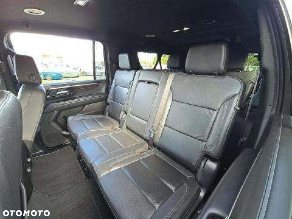 Chevrolet Suburban - 6