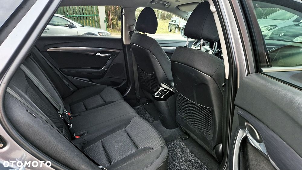 Hyundai i40 Kombi blue 1.6 Family+ - 32