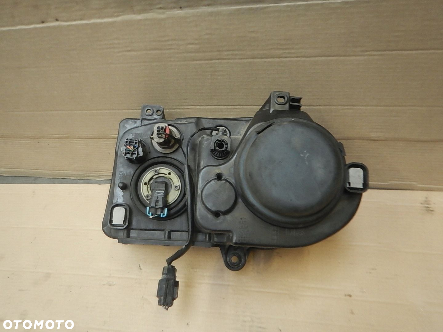 LAMPA PRZOD PRAWA CHRYSLER 300C XENON KPL - 4