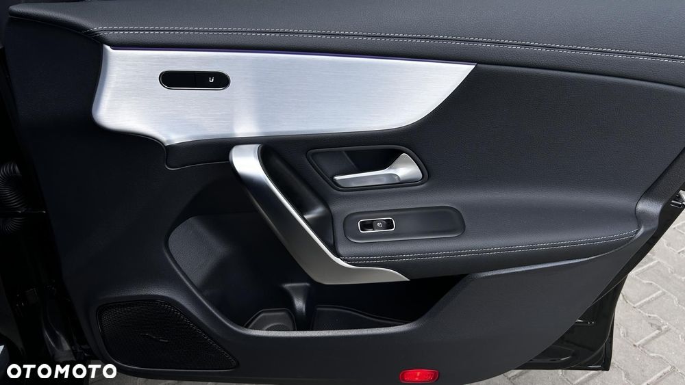 Mercedes-Benz CLA 250 E Progressive 8G-DCT - 25