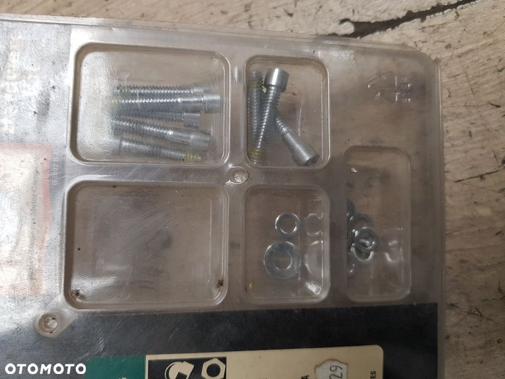 Zestaw chromowanych śrub pokrywy Harley Davidson Twin Cam 94052-03A - 7