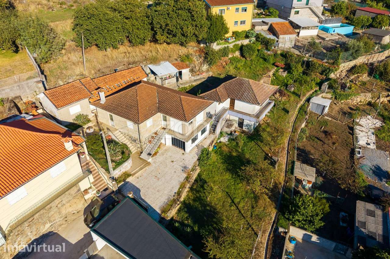 Propriedade com 3 moradias em Vilarinho