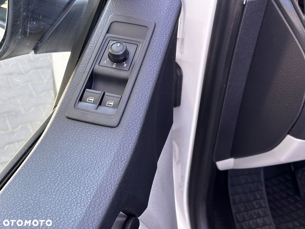 Volkswagen Caravelle - 11