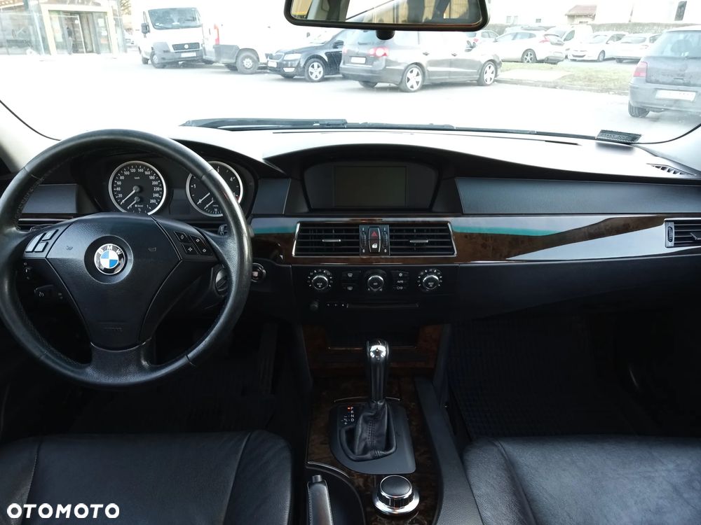 BMW Seria 5 525d - 12