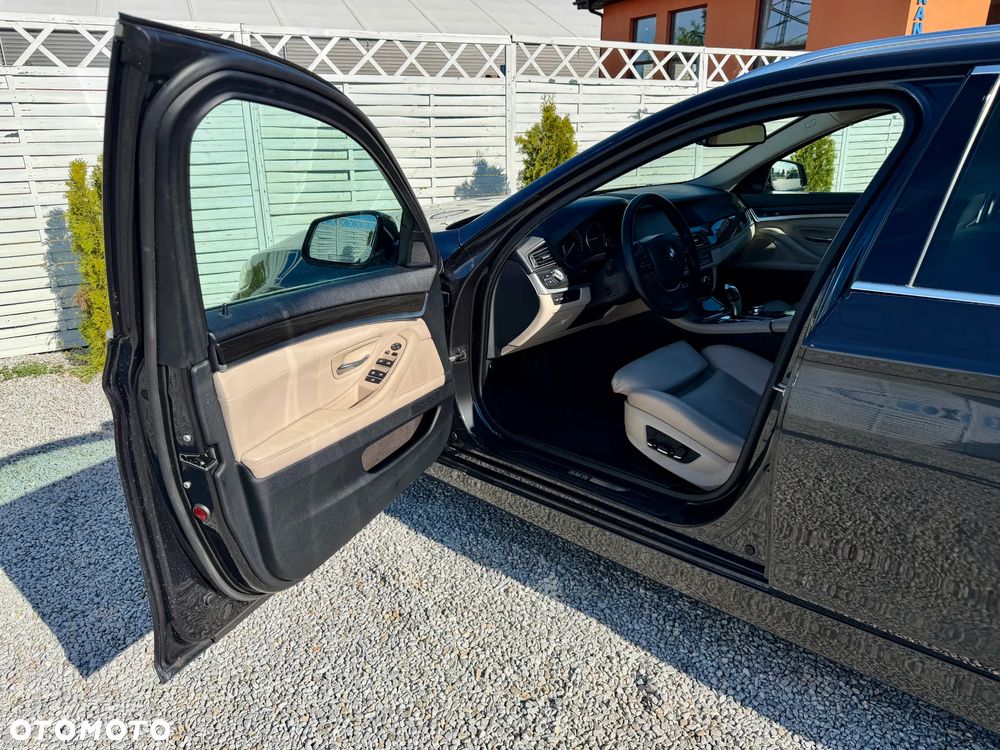 BMW Seria 5 525d - 33