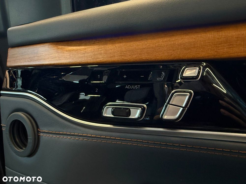 Jeep Grand Wagoneer - 23