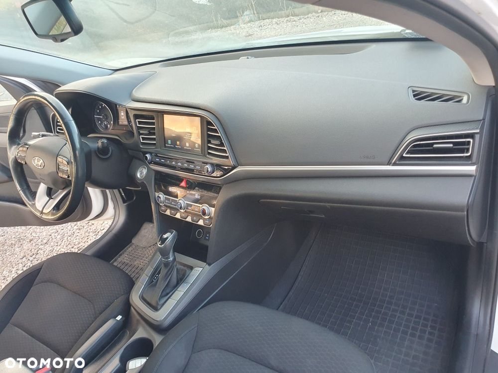 Hyundai Elantra 1.6 Comfort Premiere - 9
