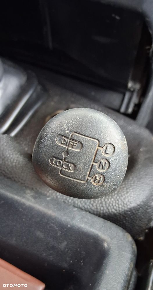 Land Rover Defender 2.4 TD4 SE - 14