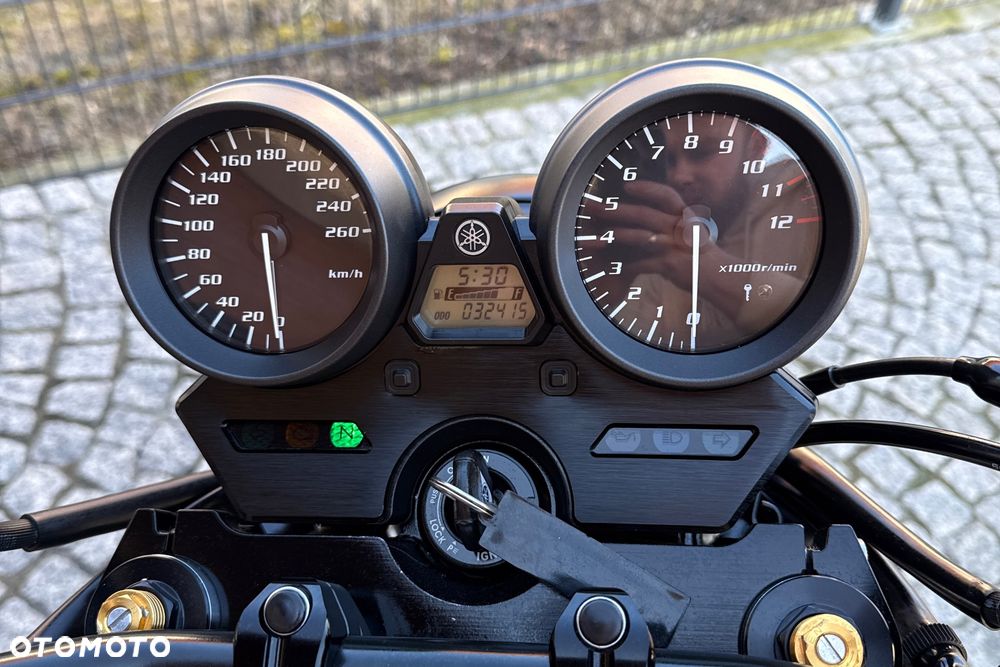 Yamaha XJR - 16
