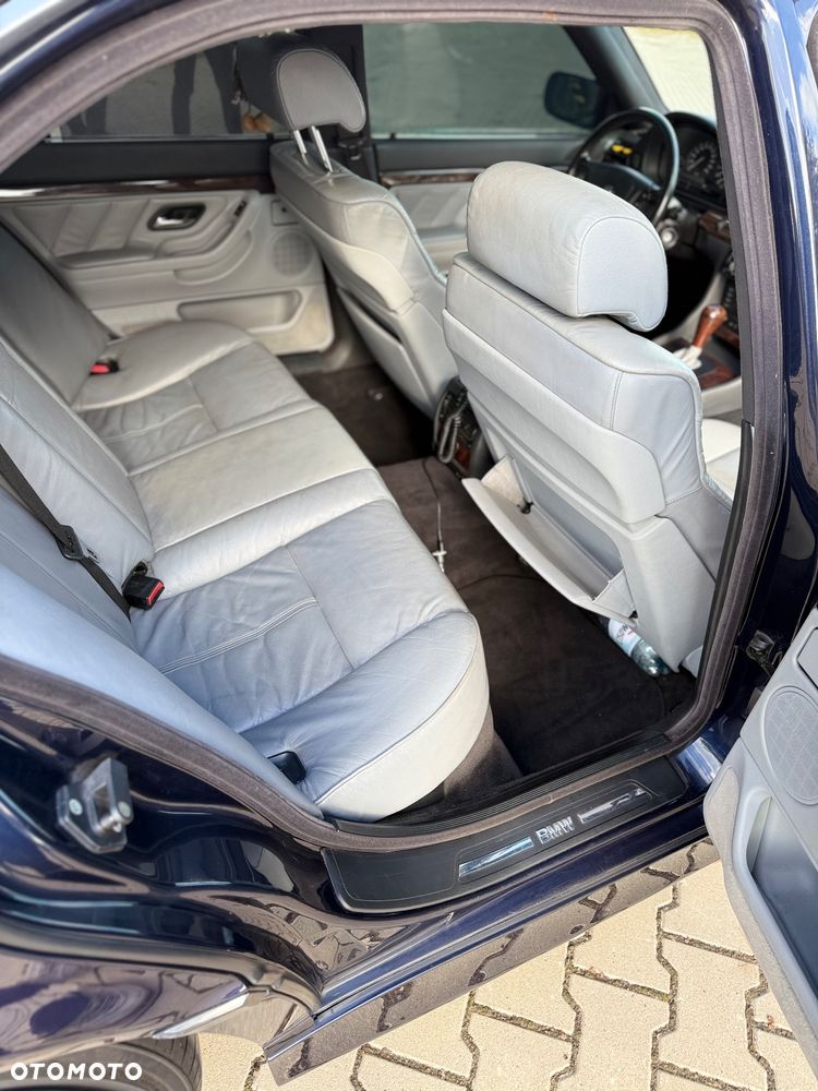 BMW Seria 7 740i - 32