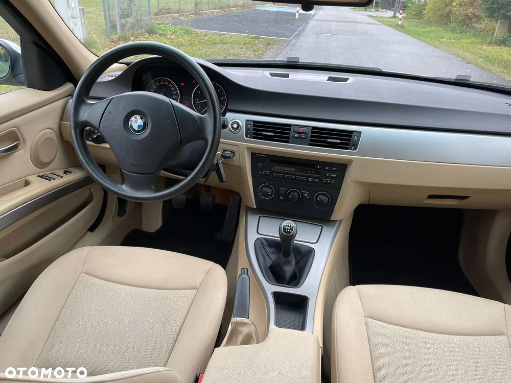 BMW Seria 3 325i Touring - 10