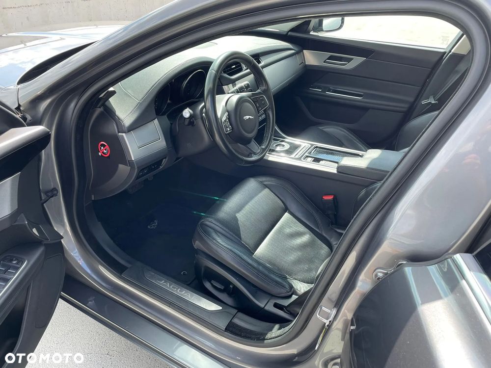 Jaguar XF 20d Prestige - 8